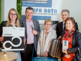 Die glücklichen Gewinner (v.l.): Claudia Hiptmair, (Winfo Data GF. Günter Winterstätter), Gabriele Labmayr, Dr. Georg  Kreilinger, Roswitha Reitshammer